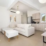 Twin Suns Luxury Villa *